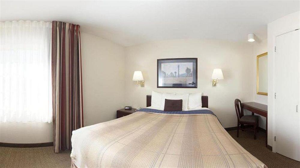 Sonesta Simply Suites St Louis Earth City Bagian luar foto